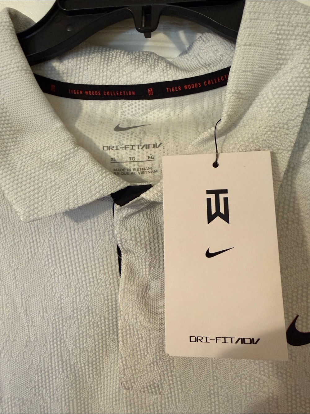 Tiger Woods Nike Men’s Light Gray Polo with Black Swoosh - Picture 2 of 3